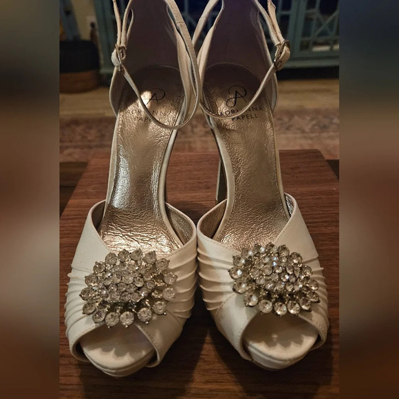 ADRIANNA PAPELL Satin crystal embellished stilettos In White. Size 7 - Picture 12 of 12